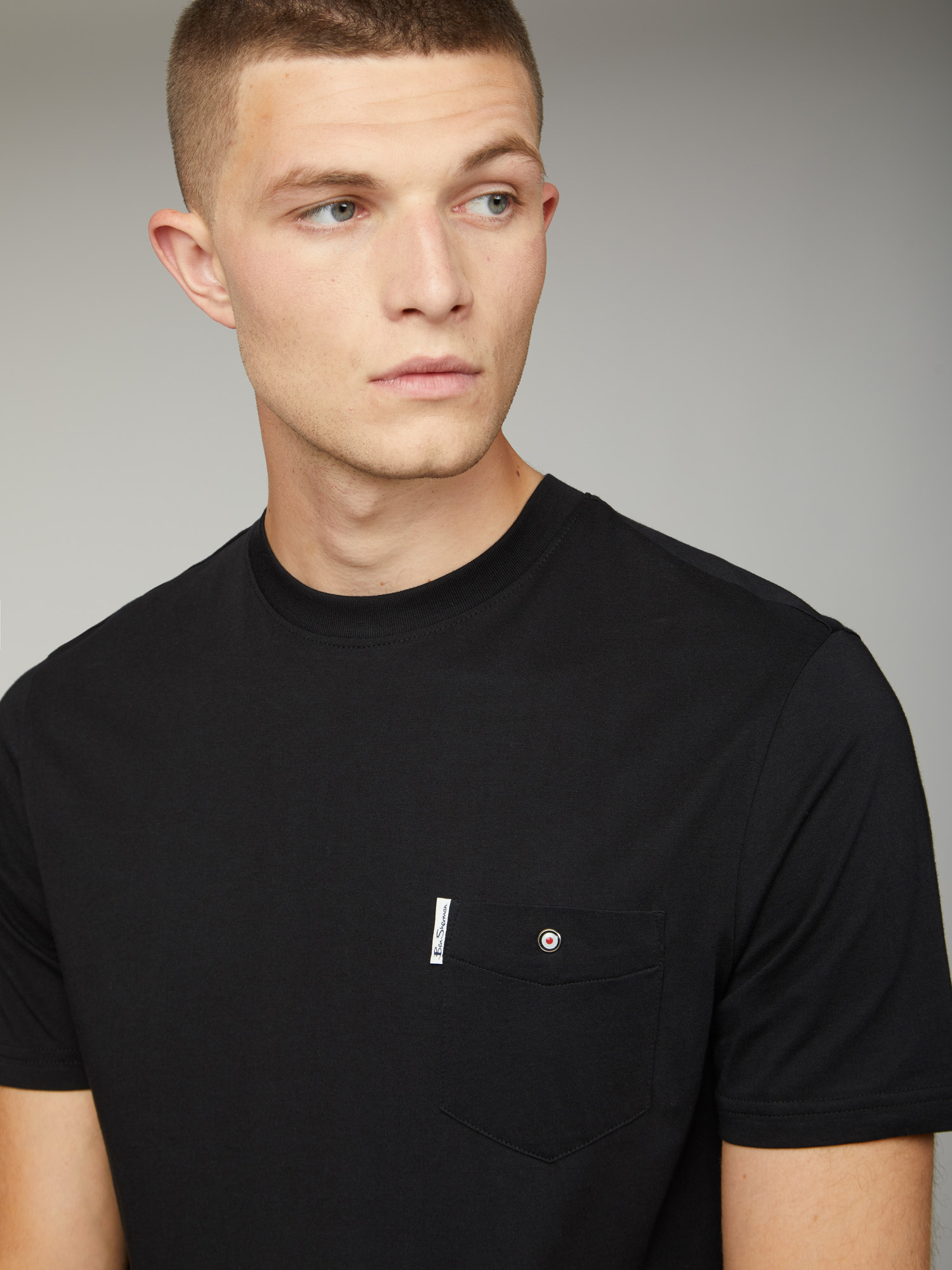 Playera Básica de la Firma con Bolsillo - Imagen 3